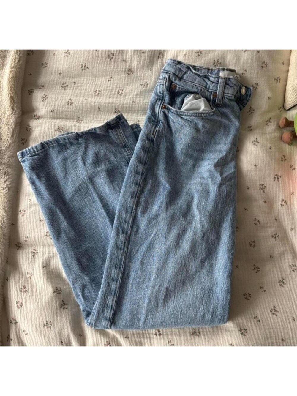 h&m high-waisted light wash blue jeans in a size 4 #denim #highwaisted #h&m